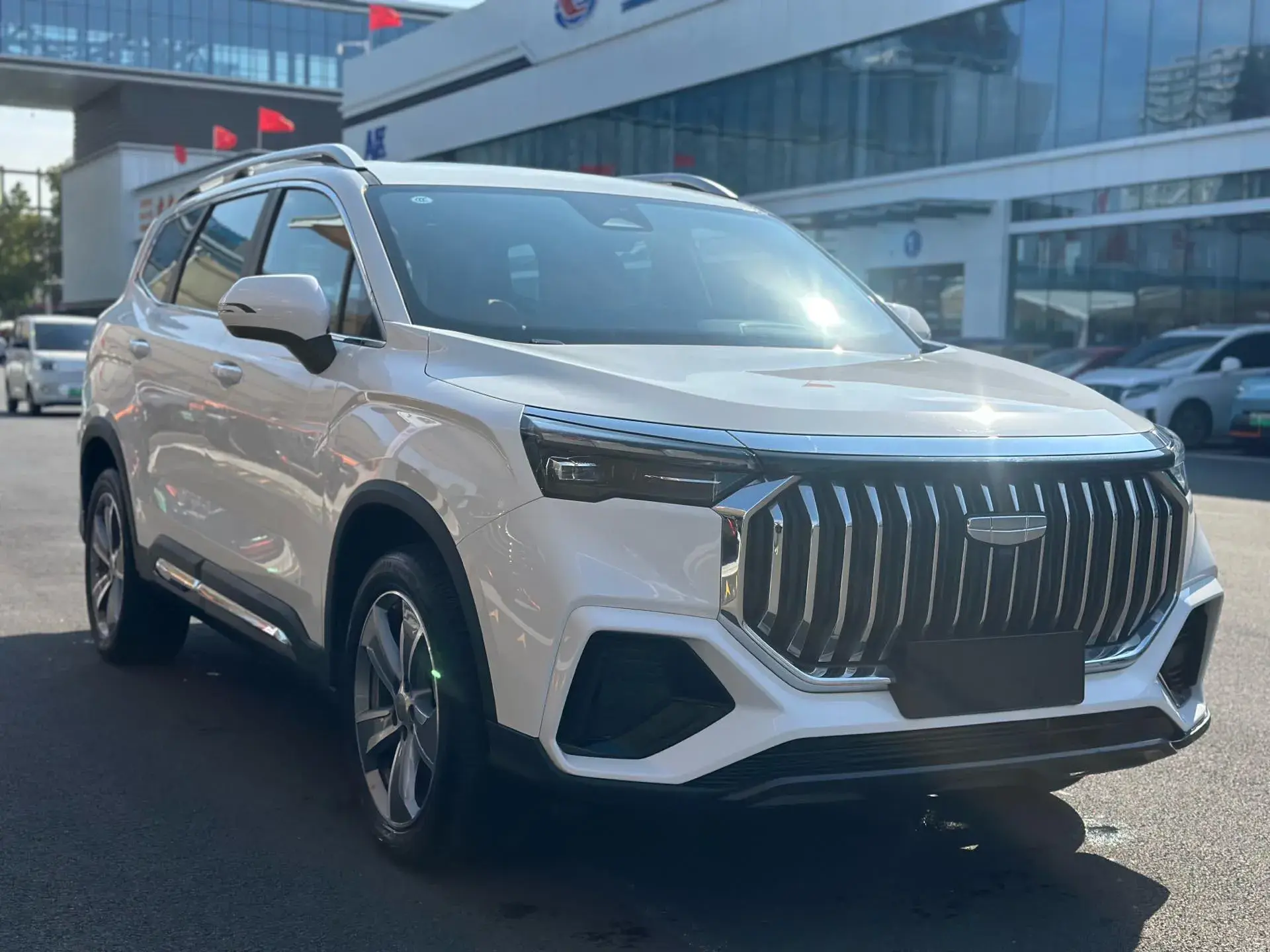 2024 GEELY OKAVANGO thumbnail 3