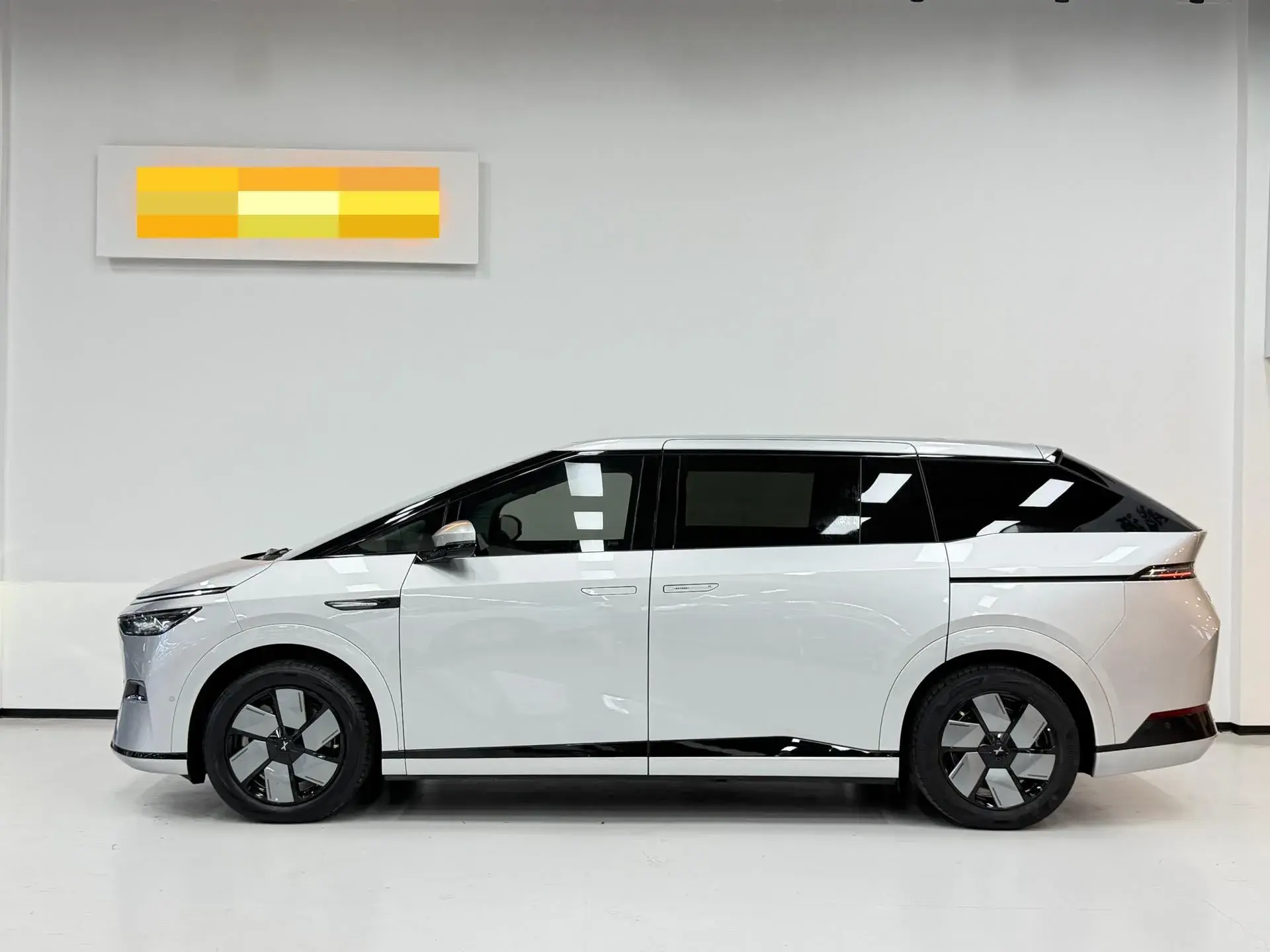 2024 XPENG X9 thumbnail 3