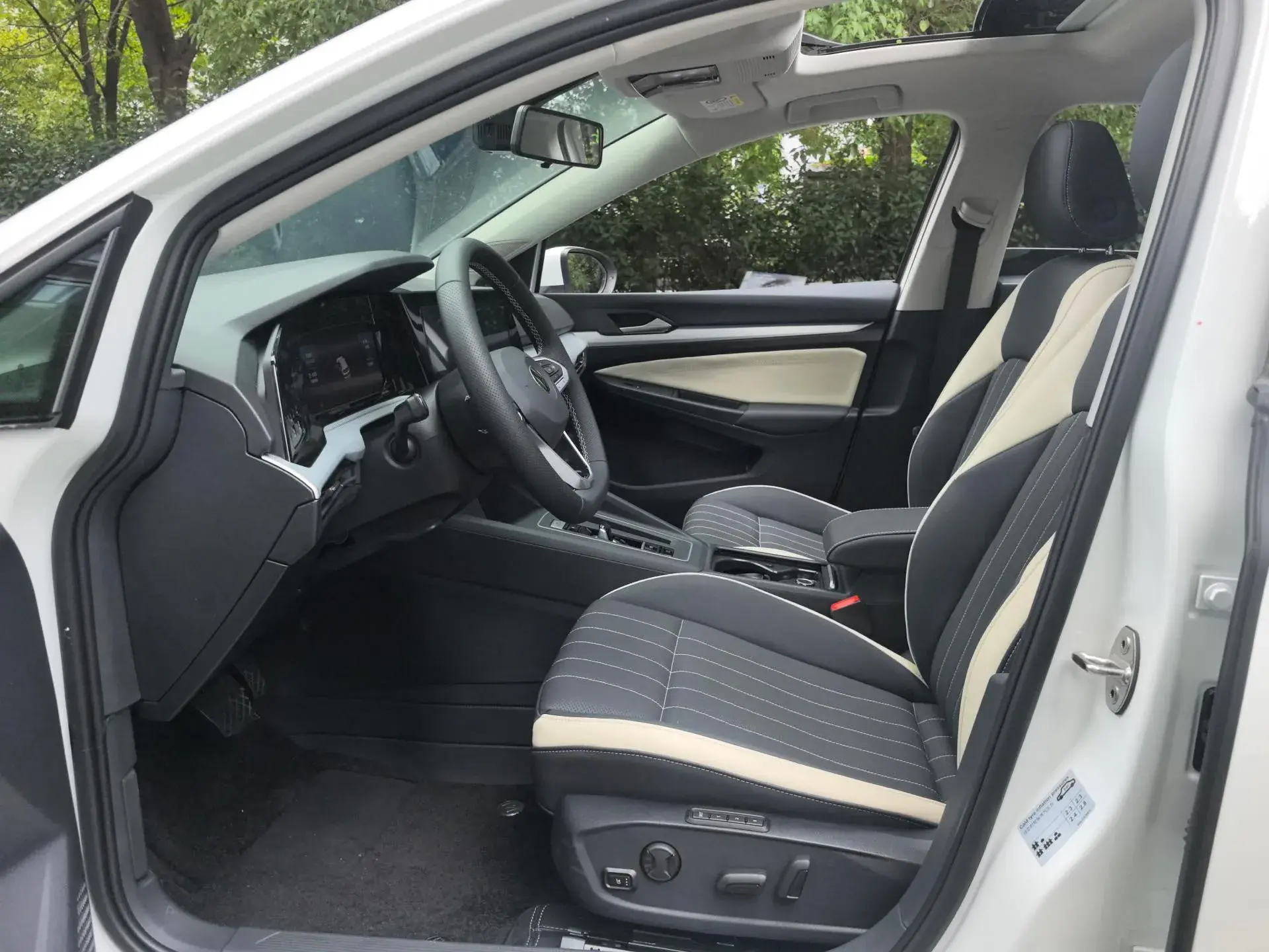 2024 VOLKSWAGEN GOLF thumbnail 4