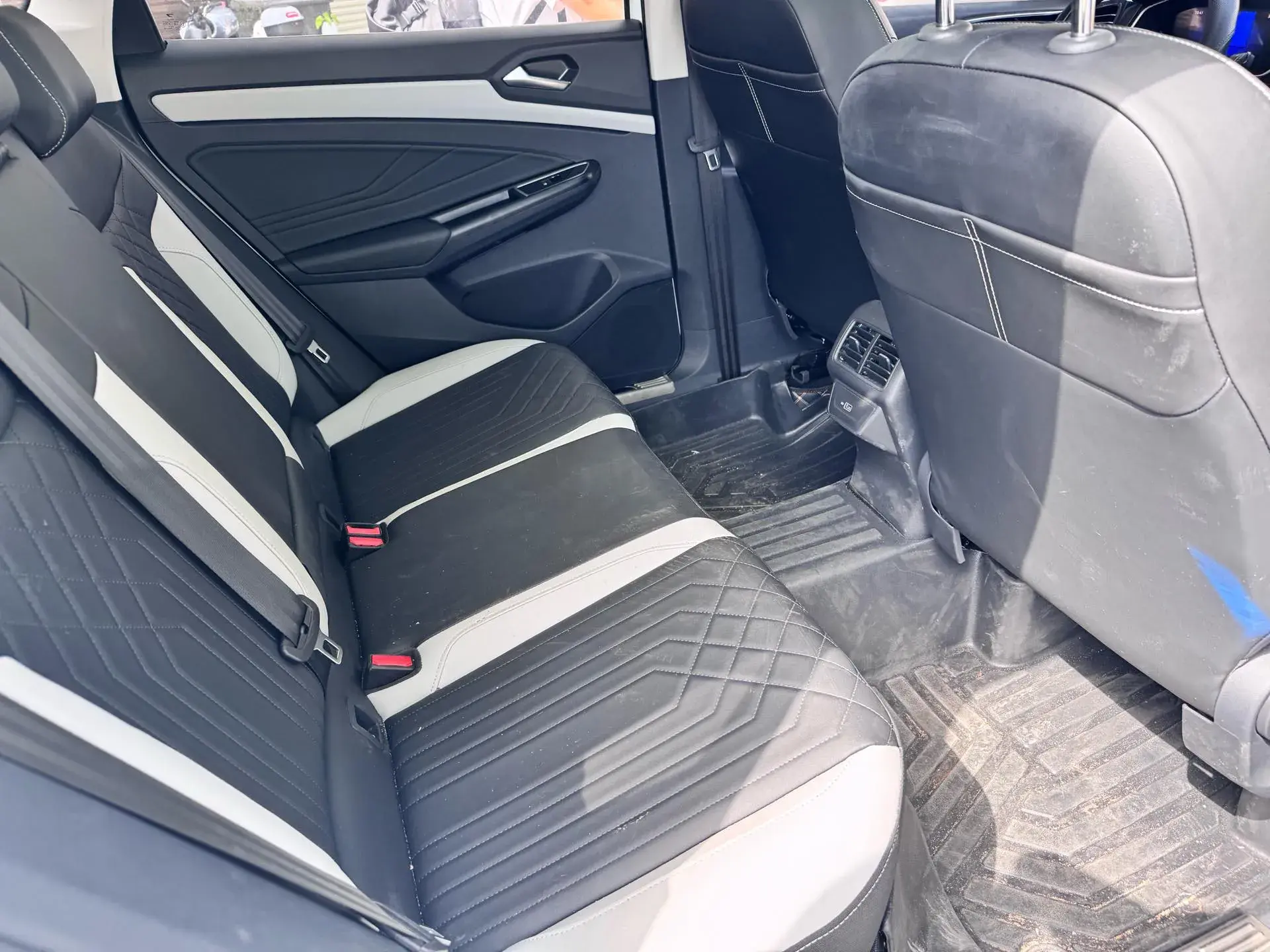 2024 JETTA VS7 thumbnail 4