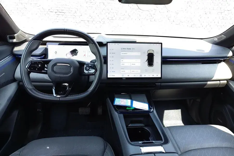 2025 LYNK&CO 08 thumbnail 3