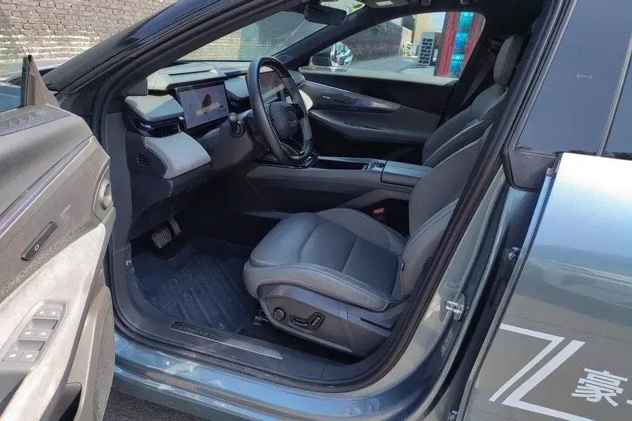 2025 LYNK&CO 08 thumbnail 2