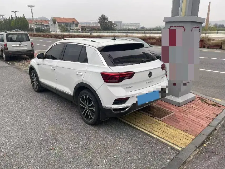 2022 VOLKSWAGEN T-ROC thumbnail 2