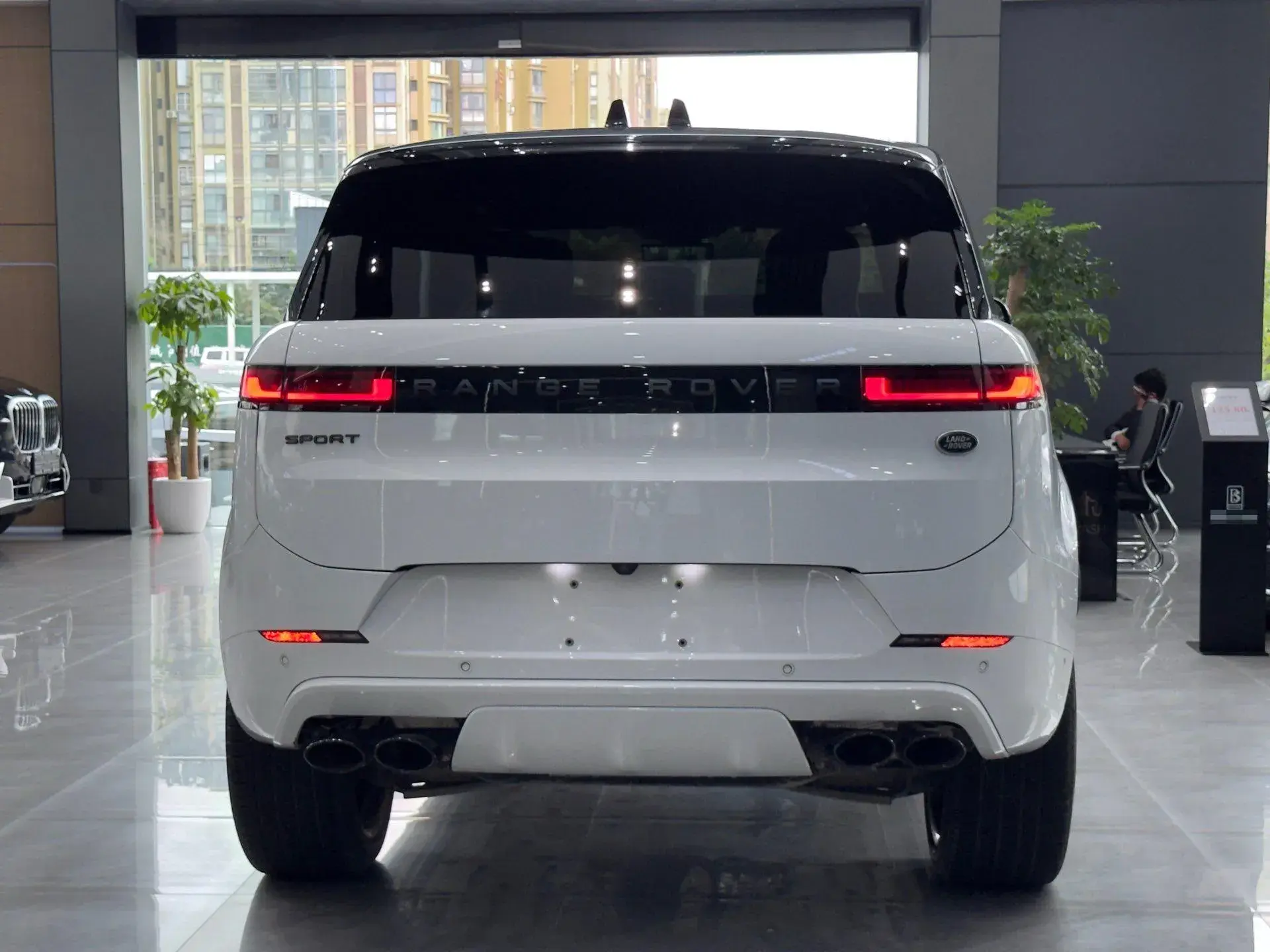2023 LAND ROVER thumbnail 4