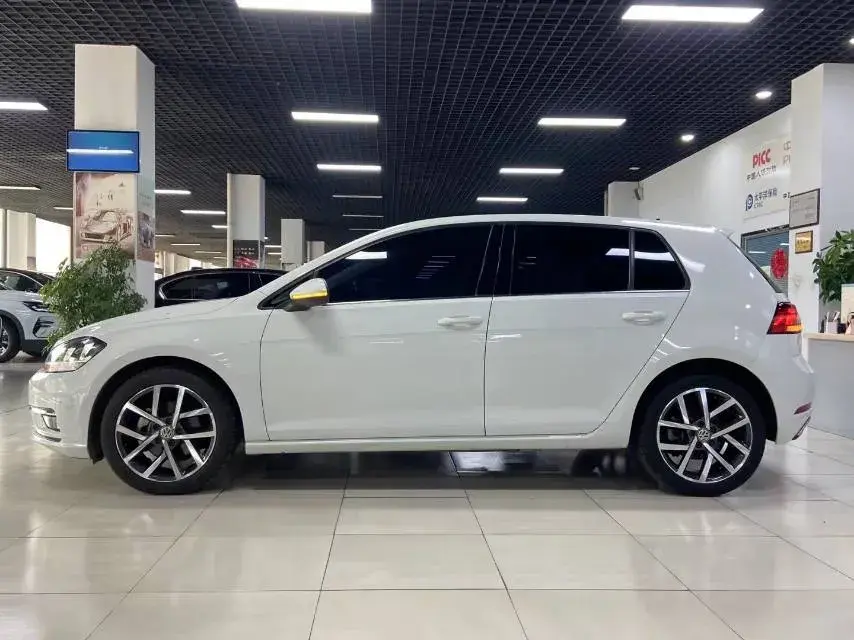 2019 VOLKSWAGEN GOLF thumbnail 3