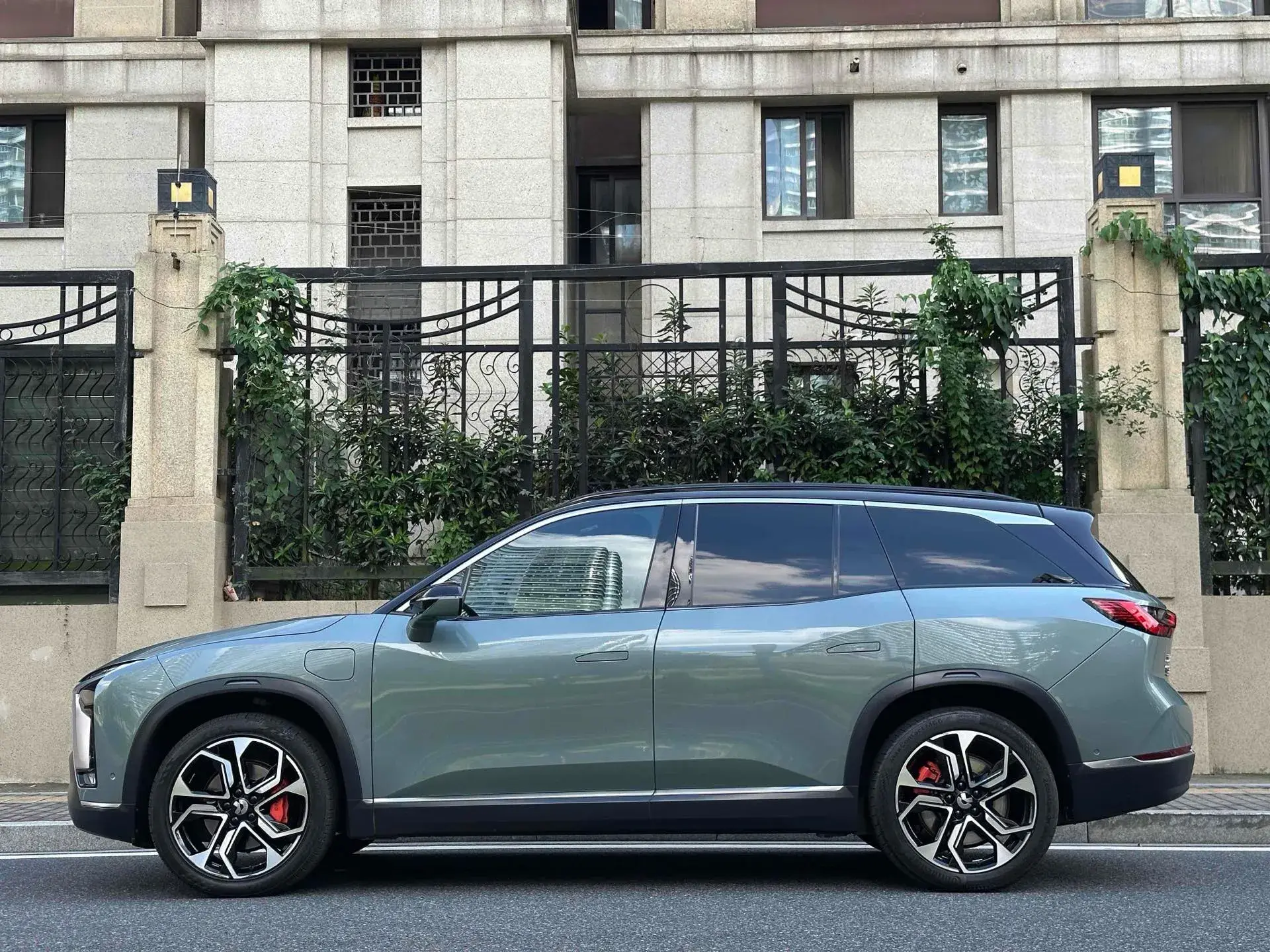 2020 NIO ES8 thumbnail 3