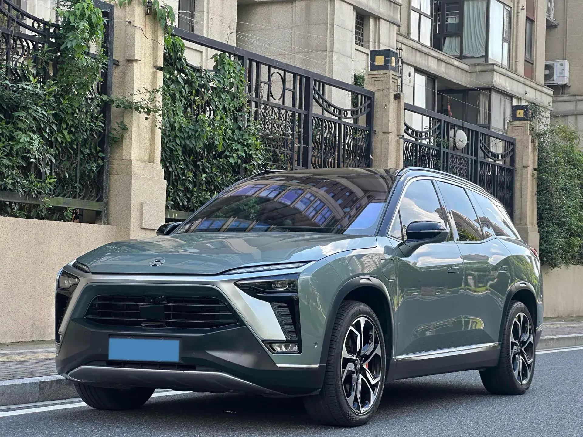 2020 NIO ES8 view 1