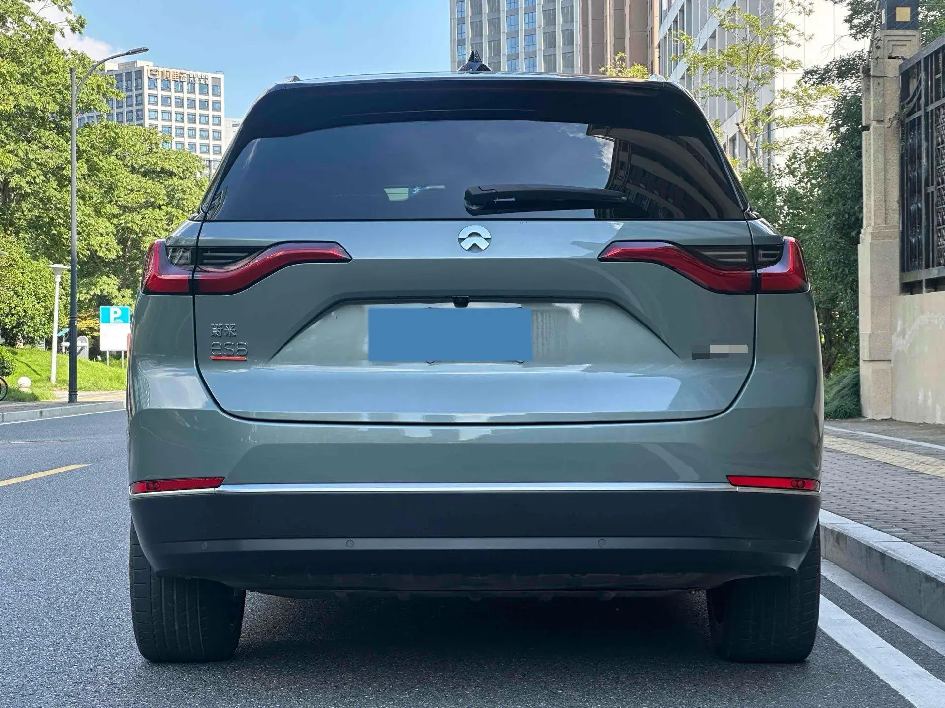 2020 NIO ES8 thumbnail 4