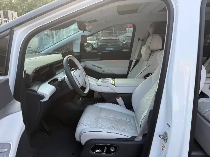 2025 XPENG X9 thumbnail 3