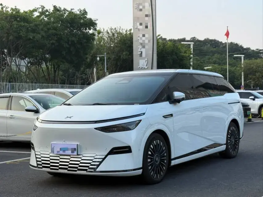 2025 XPENG X9 view 1