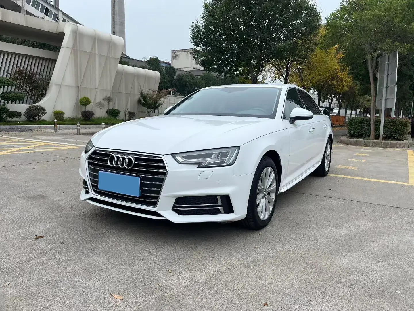 2019 AUDI A4L view 1