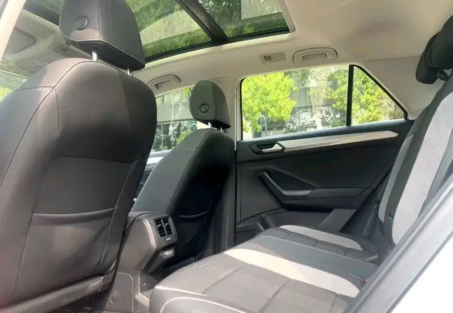 2022 VOLKSWAGEN T-ROC thumbnail 3