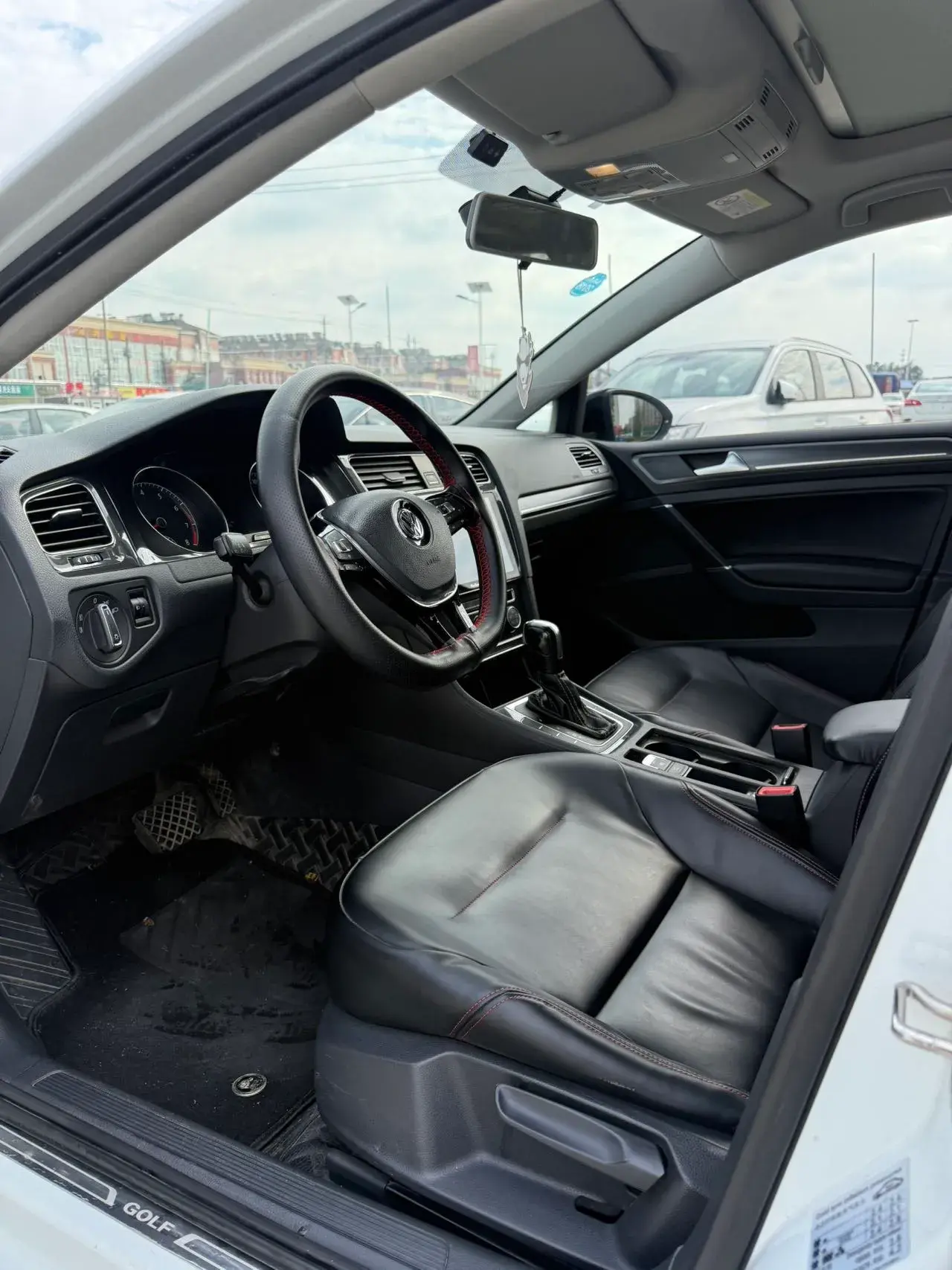 2017 VOLKSWAGEN GOLF thumbnail 4