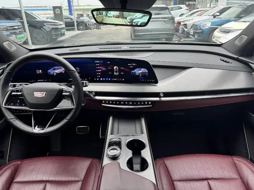 2025 CADILLAC XT5 thumbnail 4