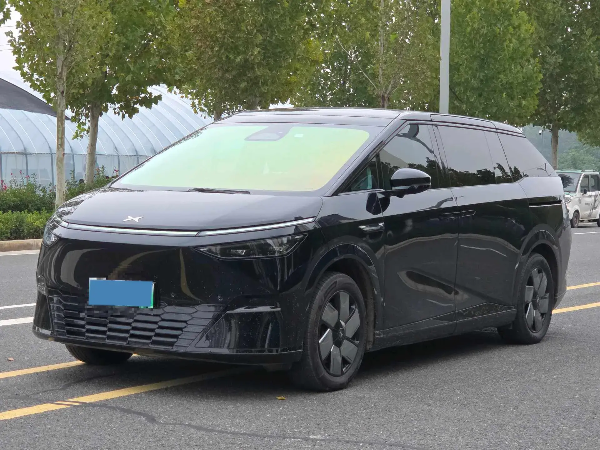 2024 XPENG X9 view 1