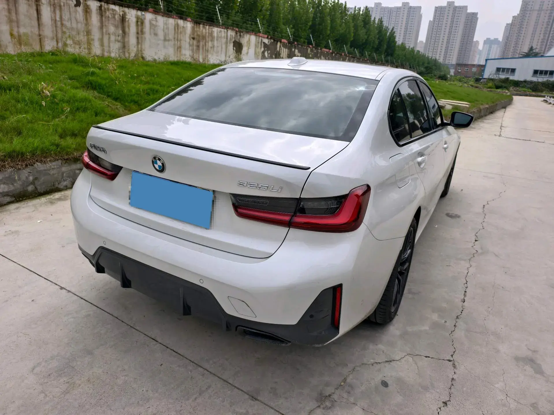 2024 BMW 3 thumbnail 2