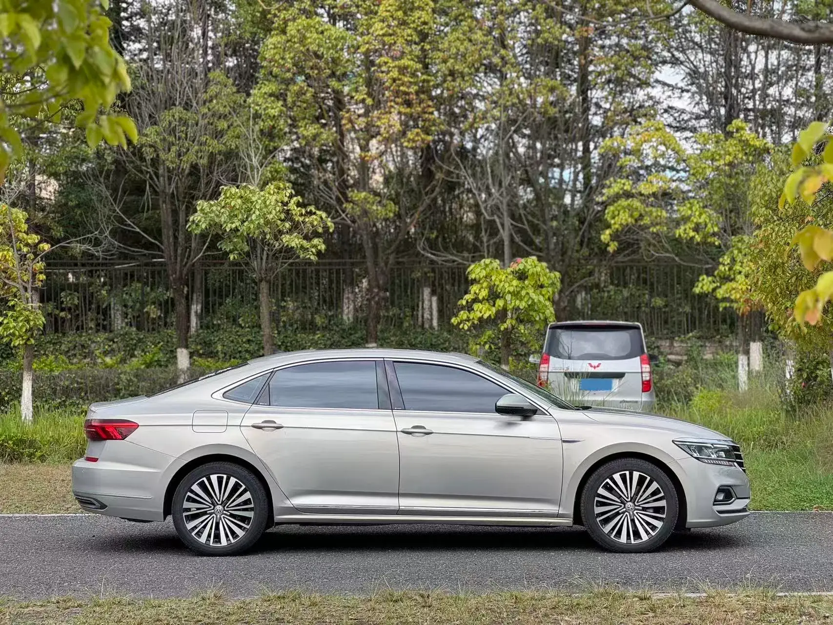 2019 VOLKSWAGEN PASSAT thumbnail 3