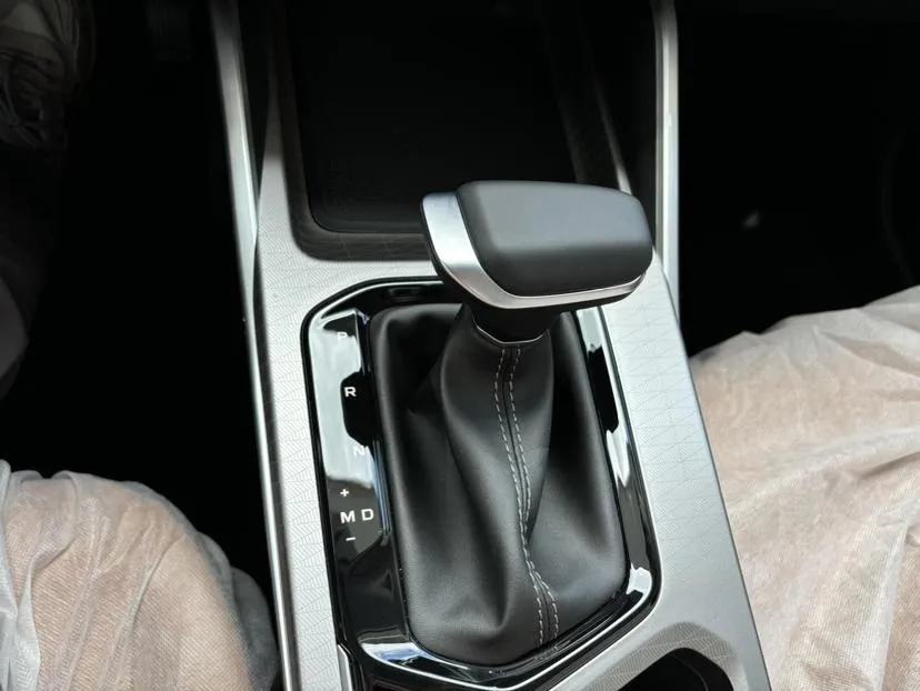 2025 Geely Emgrand 1.5L 127HP L4 CVT,autocango,china used car exporter,china ev exporter,chinese used car exporter,chinese used ev exporter